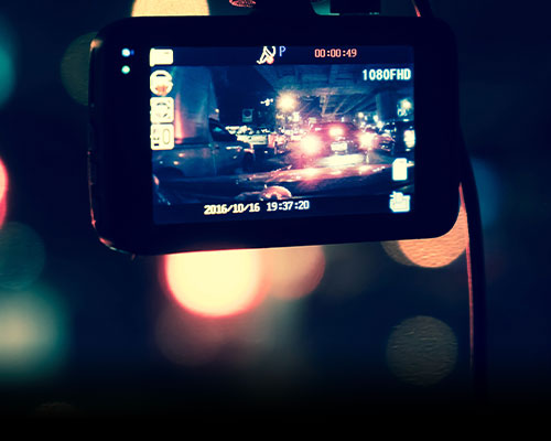 Dashcam und Smartphone im Fahrzeug bei Nacht